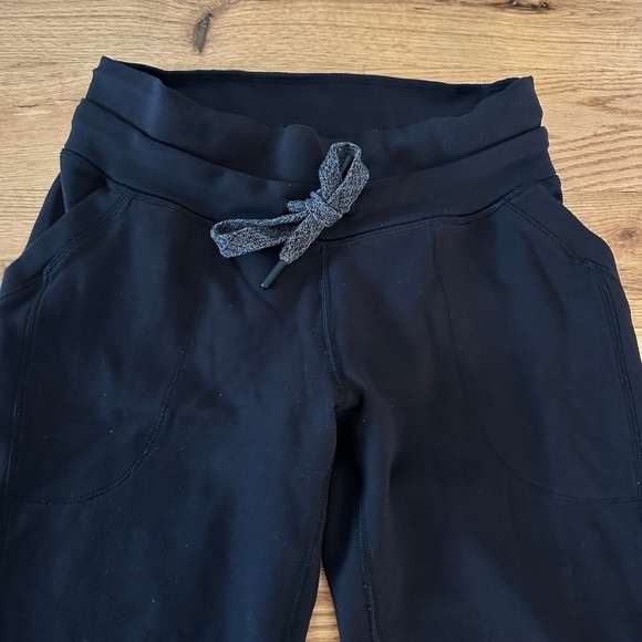 Lululemon Base Runner Pant in Black, Size 4 - Picture 7 of 11